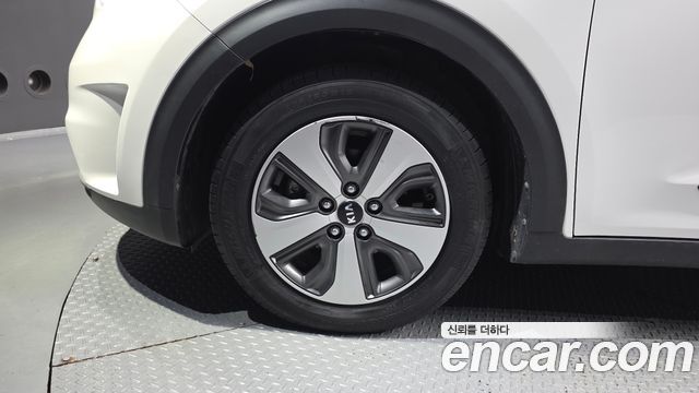 Kia Niro Prestige 2017 — фото 5