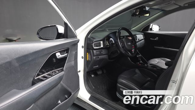 Kia Niro Prestige 2017 — фото 10