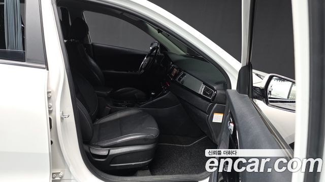Kia Niro Prestige 2017 — фото 11