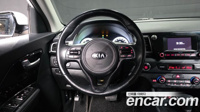 Kia Niro Prestige 2017 — фото 13