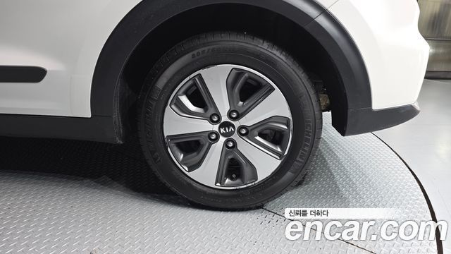 Kia Niro Prestige 2017 — фото 21