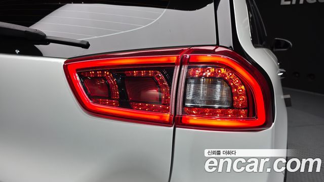 Kia Niro Prestige 2017 — фото 23