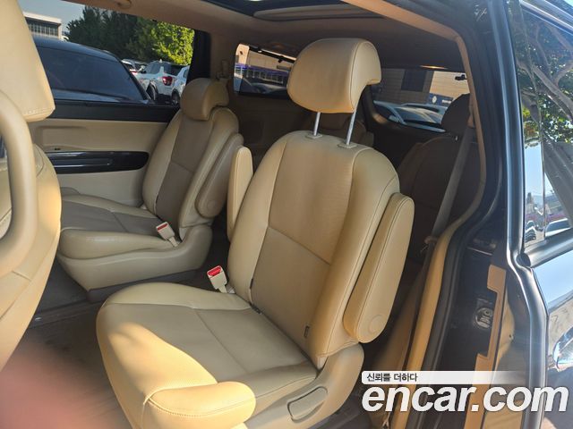 Kia Carnival 9-seater Prestige 2016 — фото 10