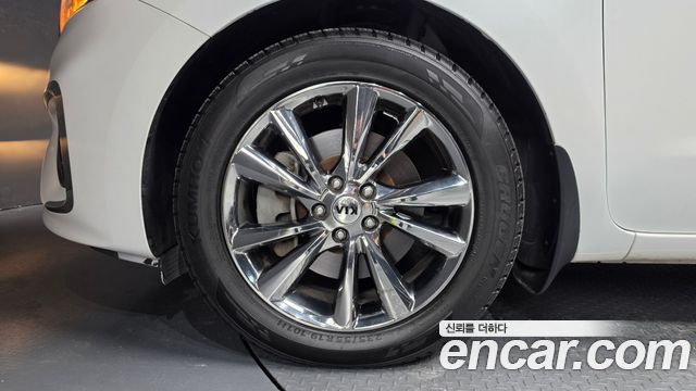 Kia Carnival 9-Seater Prstige 2020 — фото 5