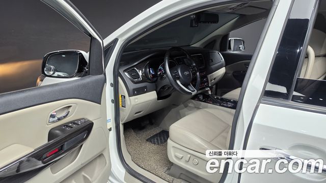 Kia Carnival 9-Seater Prstige 2020 — фото 10