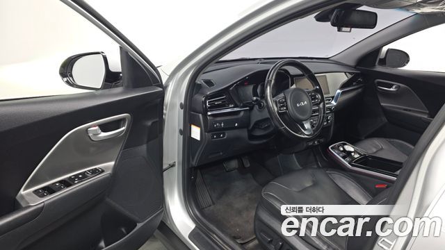 Kia Niro Plus Air 2023 — фото 10
