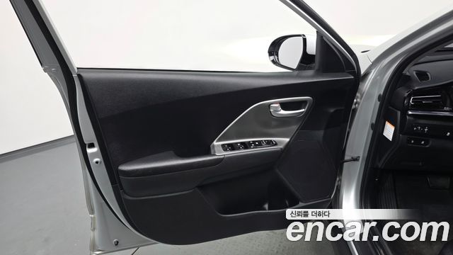 Kia Niro Plus Air 2023 — фото 24