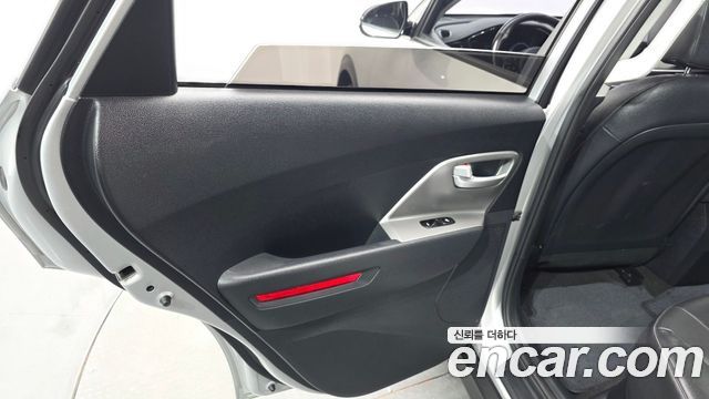 Kia Niro Plus Air 2023 — фото 25