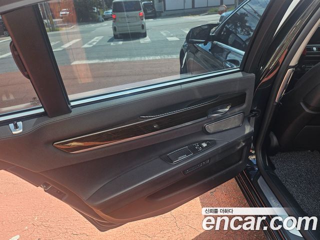 BMW 7 Series (F01) 750Li 2013 — фото 23