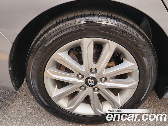 Hyundai Avante 1.6 VGT Modern Standard 2015 — фото 21