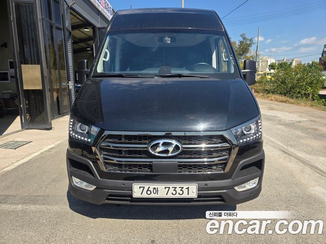 Hyundai Solati 11-Seater Luxury
