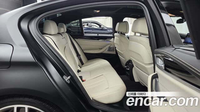 BMW 5 Series (G30) M550i xDrive 2021 — фото 11