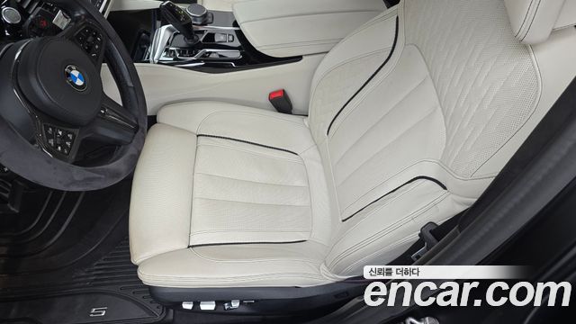 BMW 5 Series (G30) M550i xDrive 2021 — фото 19