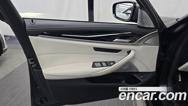 BMW 5 Series (G30) M550i xDrive 2021 — фото 24