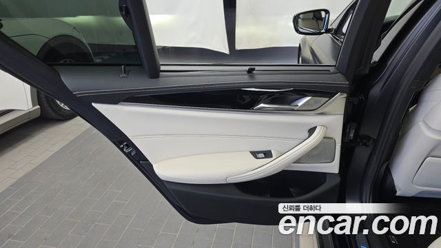 BMW 5 Series (G30) M550i xDrive 2021 — фото 25