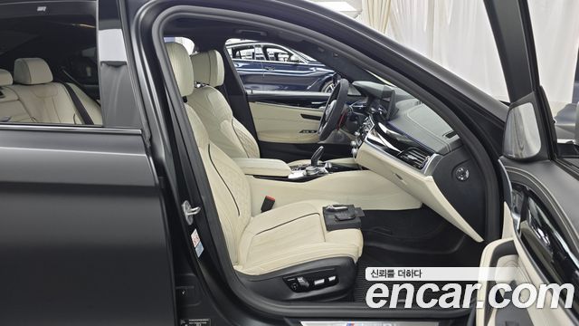 BMW 5 Series (G30) M550i xDrive 2021 — фото 26