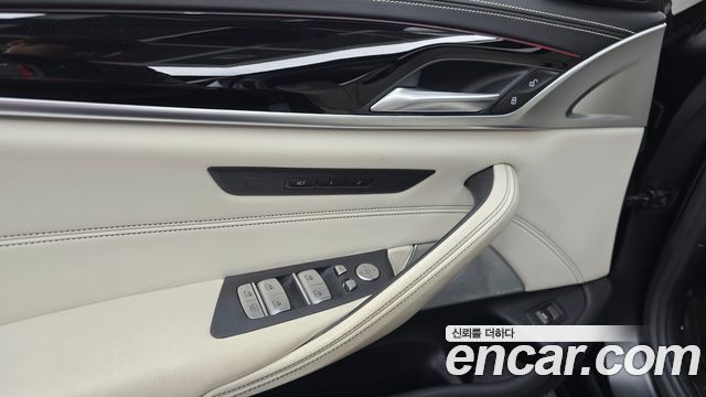 BMW 5 Series (G30) M550i xDrive 2021 — фото 29