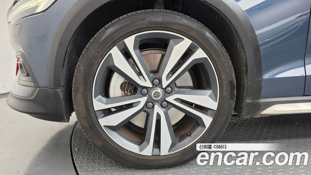 Volvo V60 Cross Country (II) T5 Pro AWD 2020 — фото 5