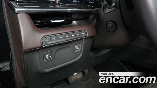 Cadillac Escalade (V) 6.2 Premium Luxury Platinum 2023 — фото 29