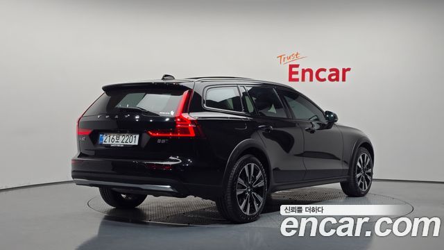 Volvo V60 Cross Country (II) B5 Ultra AWD 2025 — фото 2