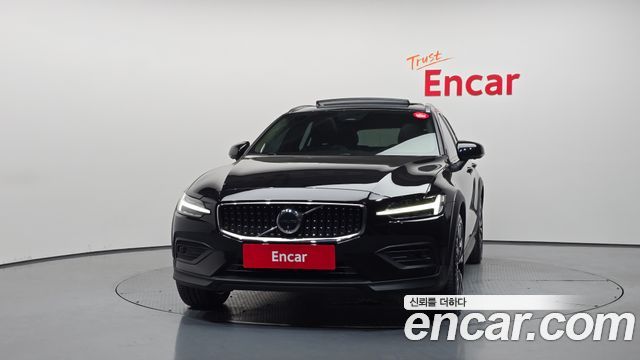 Volvo V60 Cross Country (II) B5 Ultra AWD 2025 — фото 3