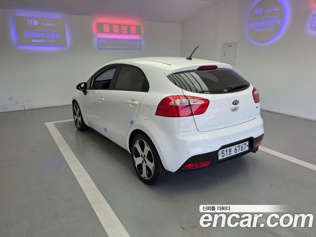 Kia Pride 1.6 GDI Hatchback Prestige 2013 — фото 6