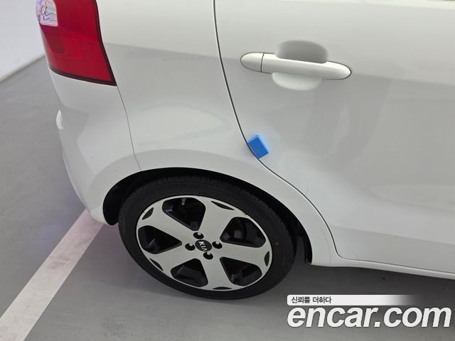 Kia Pride 1.6 GDI Hatchback Prestige 2013 — фото 7