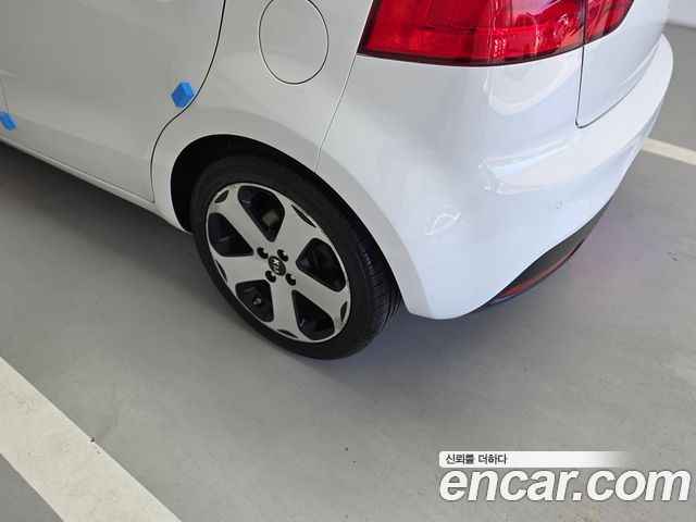 Kia Pride 1.6 GDI Hatchback Prestige 2013 — фото 9