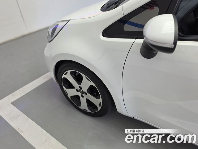 Kia Pride 1.6 GDI Hatchback Prestige 2013 — фото 10