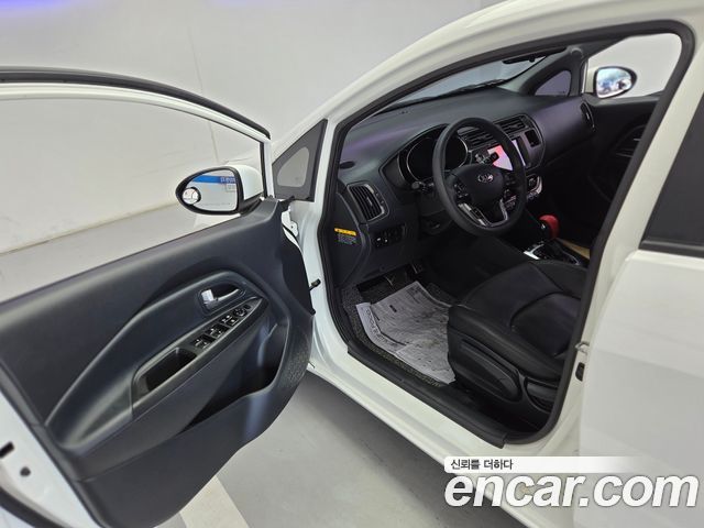 Kia Pride 1.6 GDI Hatchback Prestige 2013 — фото 16