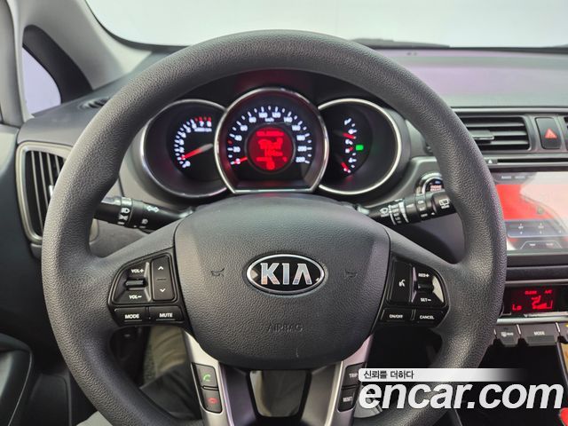 Kia Pride 1.6 GDI Hatchback Prestige 2013 — фото 22