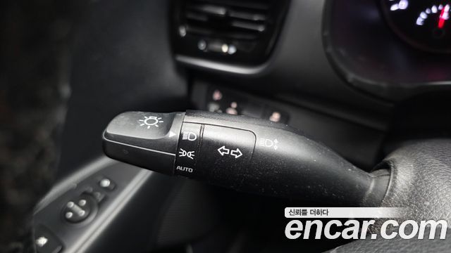 Kia Stonic Diesel 1.6 Deluxe 2018 — фото 19