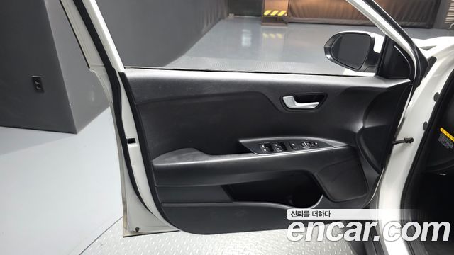 Kia Stonic Diesel 1.6 Deluxe 2018 — фото 24