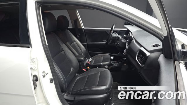 Kia Stonic Diesel 1.6 Deluxe 2018 — фото 26