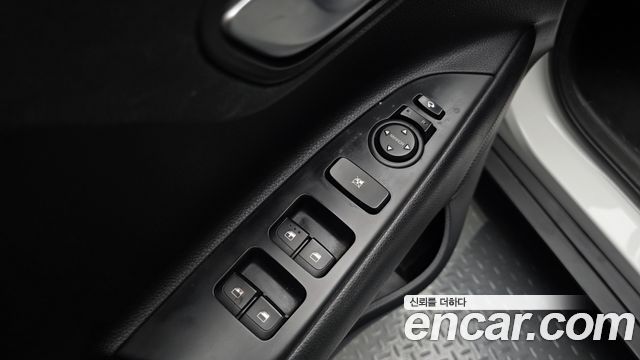 Kia Stonic Diesel 1.6 Deluxe 2018 — фото 28