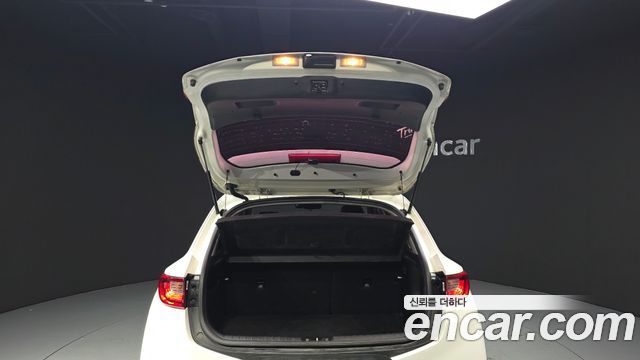 Kia Stonic Diesel 1.6 Deluxe 2018 — фото 30