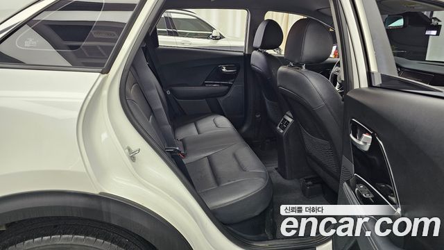 Kia Niro 1.6 HEV Noblesse 2022 — фото 11