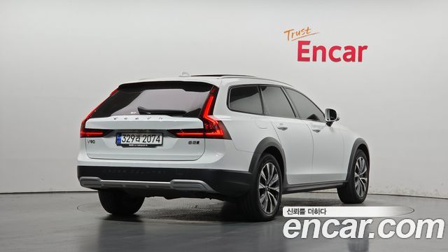 Volvo V90 Cross Country B5 Pro AWD 2021 — фото 2