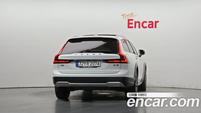 Volvo V90 Cross Country B5 Pro AWD 2021 — фото 4