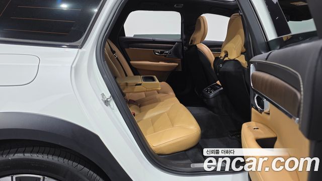 Volvo V90 Cross Country B5 Pro AWD 2021 — фото 12