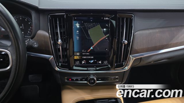 Volvo V90 Cross Country B5 Pro AWD 2021 — фото 13