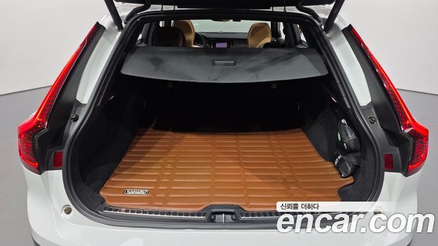 Volvo V90 Cross Country B5 Pro AWD 2021 — фото 20