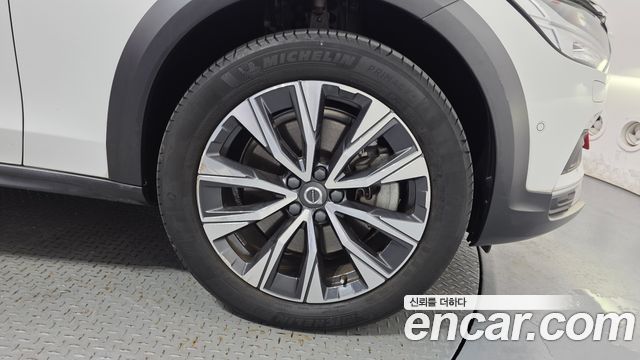 Volvo V90 Cross Country B5 Pro AWD 2021 — фото 21