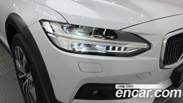 Volvo V90 Cross Country B5 Pro AWD 2021 — фото 22