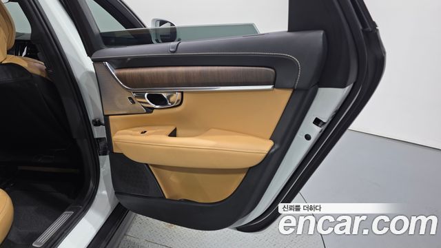 Volvo V90 Cross Country B5 Pro AWD 2021 — фото 25