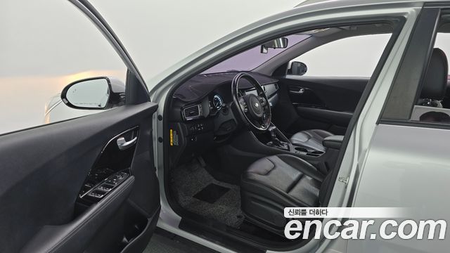 Kia Niro Prestige 2018 — фото 10