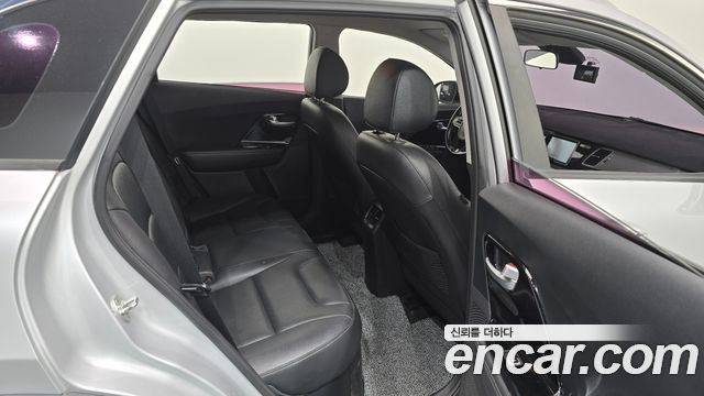 Kia Niro Prestige 2018 — фото 11