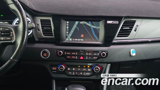 Kia Niro Prestige 2018 — фото 15