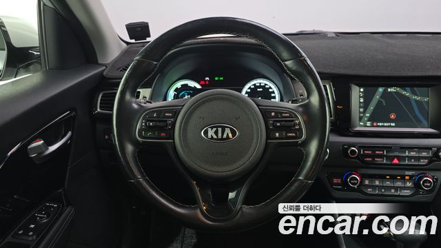 Kia Niro Prestige 2018 — фото 16