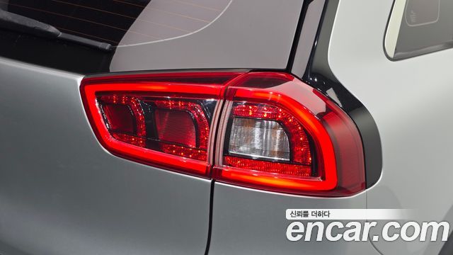 Kia Niro Prestige 2018 — фото 23